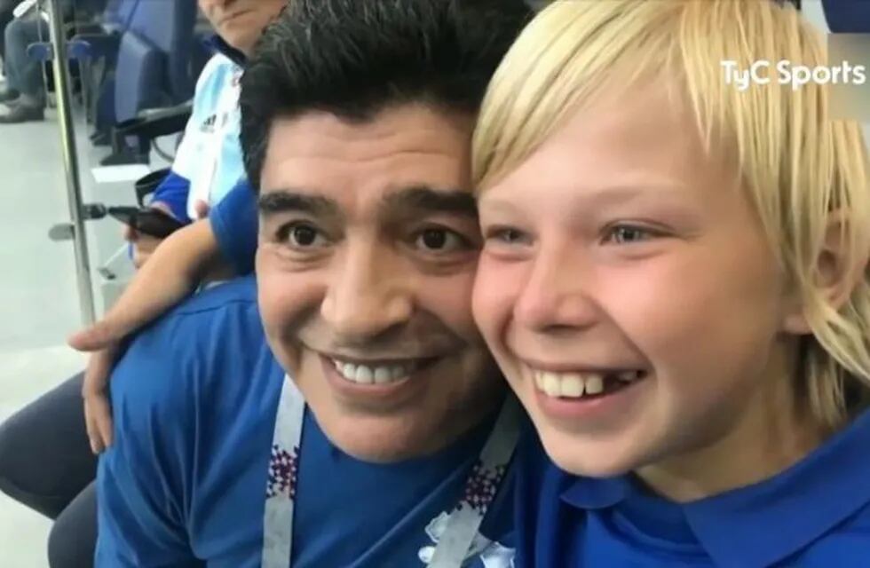 El niño ruso junto a Maradona