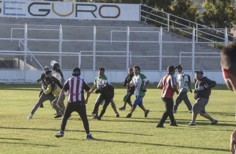 Salvaje golpiza a un hincha en Comodoro Rivadavia.
