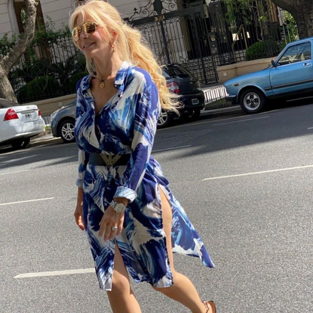 Graciela Alfano se animó a un jugado vestido camisero que dejó en evidencia que no llevaba ropa interior  (Foto: Instagram/ @iconoalfano)
