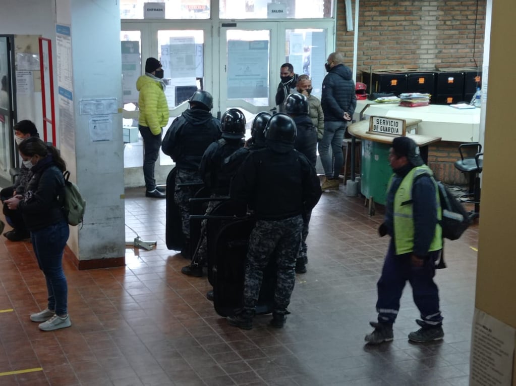 Efectivos del Cuerpo de Infantería de la Policía de Jujuy tomaron posiciones para custodiar la seguridad del edificio municipal.