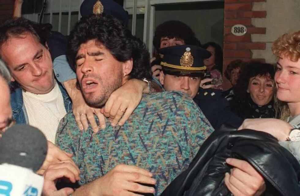 Diego Maradona detenido por tenencia de drogas en 1991.