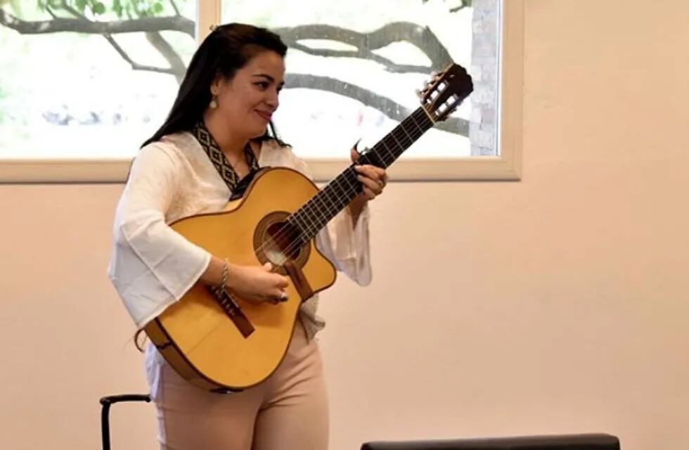 Araceli dio su examen de Licenciatura, con su guitarra.