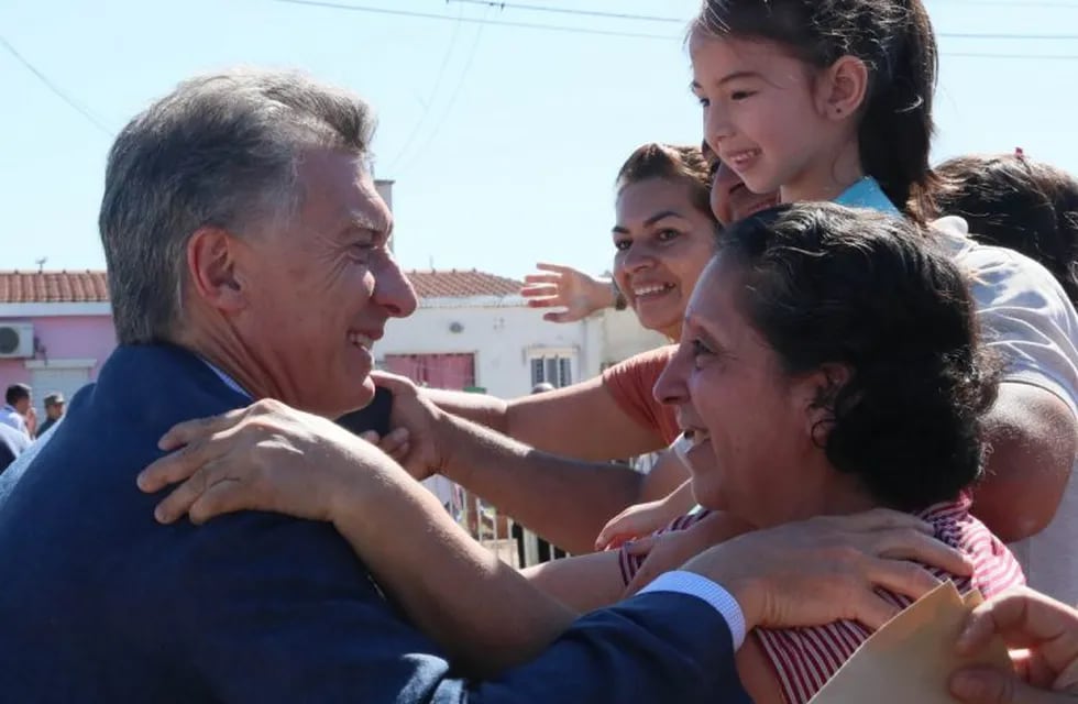 El presidente fue a charlar con una familia de Quimilí para conocer sus necesidades. Foto: Vía País.