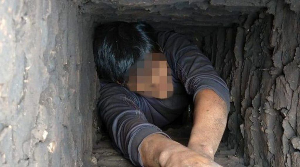 El ladrón que quedó atrapado en la chimenea (crédito: Seguridad policiales)