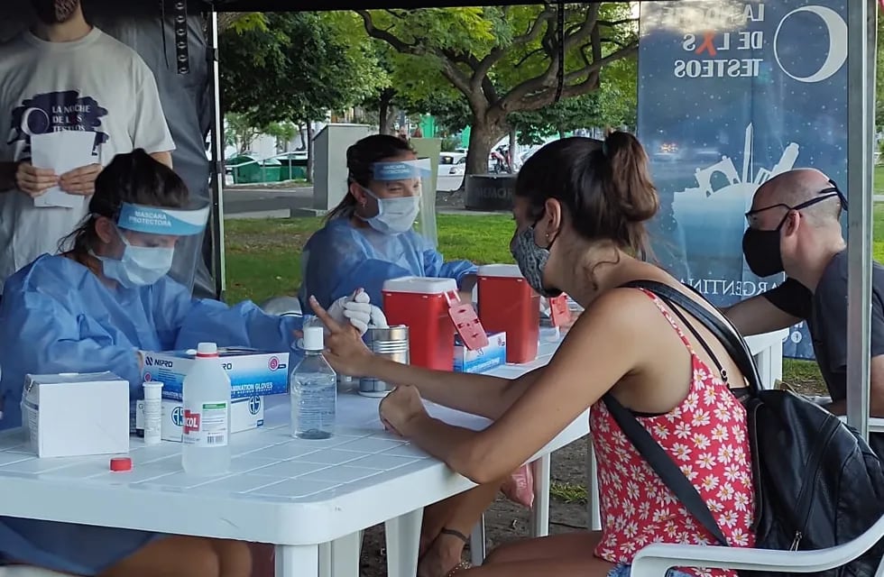 El Ministerio de Salud de Santa Fe adhirió en Rosario a "La Noche de los Testeos" por la pandemia de coronavirus. (@minsaludsantafe)