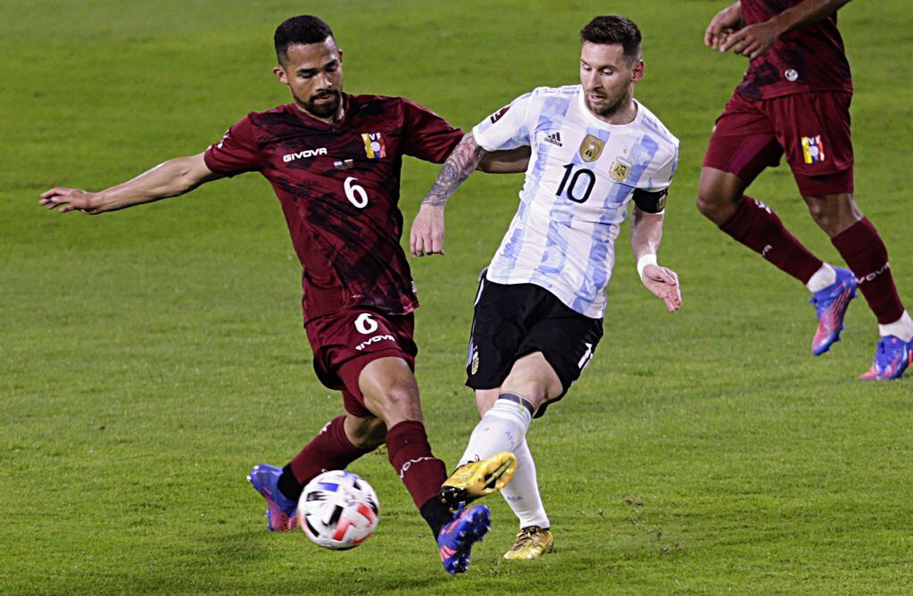 Lionel Messi, capitán de la selección argentina de fútbol, durante el partido con Venezuela por las eliminatorias sudamericanas. (AP)