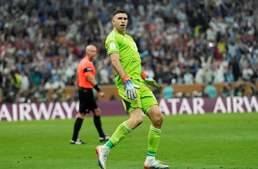 "Dibu" Martínez recibió nuevas críticas por sus festejos durante el Mundial de Qatar. Foto: AP.