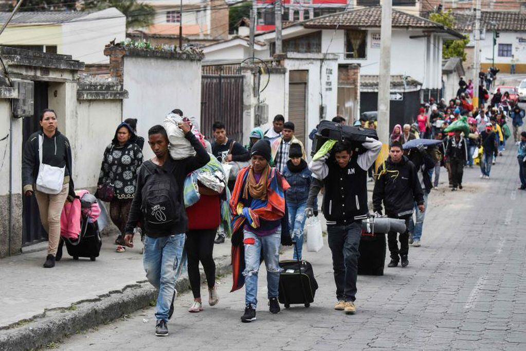 Inmigrantes venezolanos cruzando Ecuador rumbo a Peru
