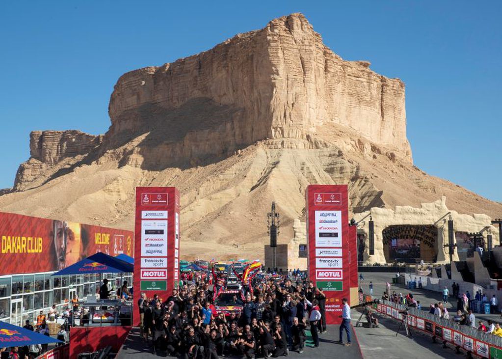 El imponente marco natural del podio en Qiddiya, Arabia Saudita. El Dakar es propiedad de ASO (Amaury Sport Organisation), empresa francesa que lo organiza desde 1994.