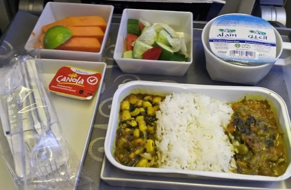 Un pasajero de Singapore Airlines se topó con un desagradable ingrediente en su comida.