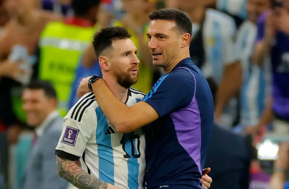 Lionel Messi y Lionel Scaloni se abrazaron tras la victoria de Argentina sobre Países Bajos en el Mundial de Qatar 2022.