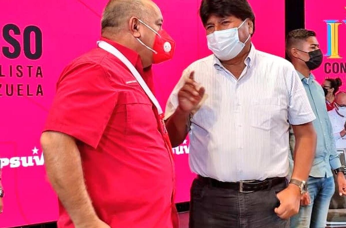 El dirigente venezolano Diosdado Cabello junto al expresidente boliviano Evo Morales, en el Congreso del Partido Socialista Unido de Venezuela.