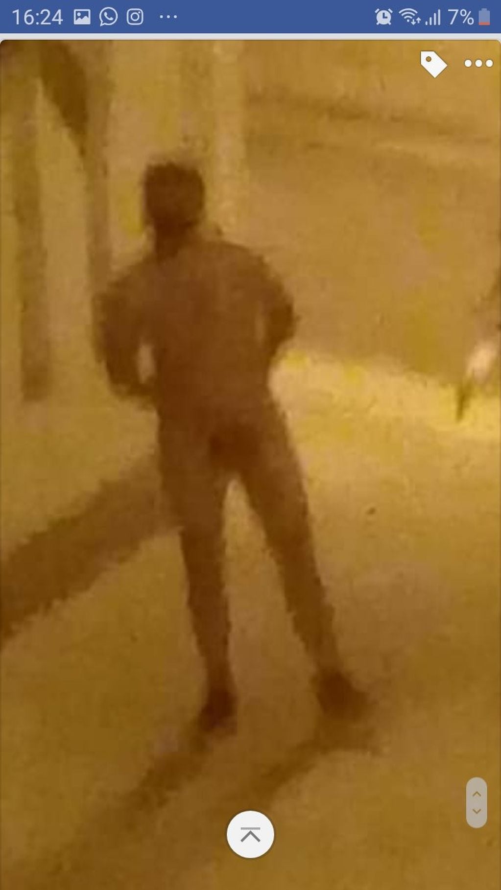 El hombre se pasea desnudo por la calle