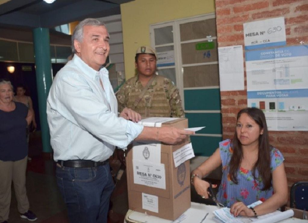 “La expectativa es que vote mucha gente, en el marco de una elección trascendental”, dijo el gobernador Morales tras emitir su voto.
