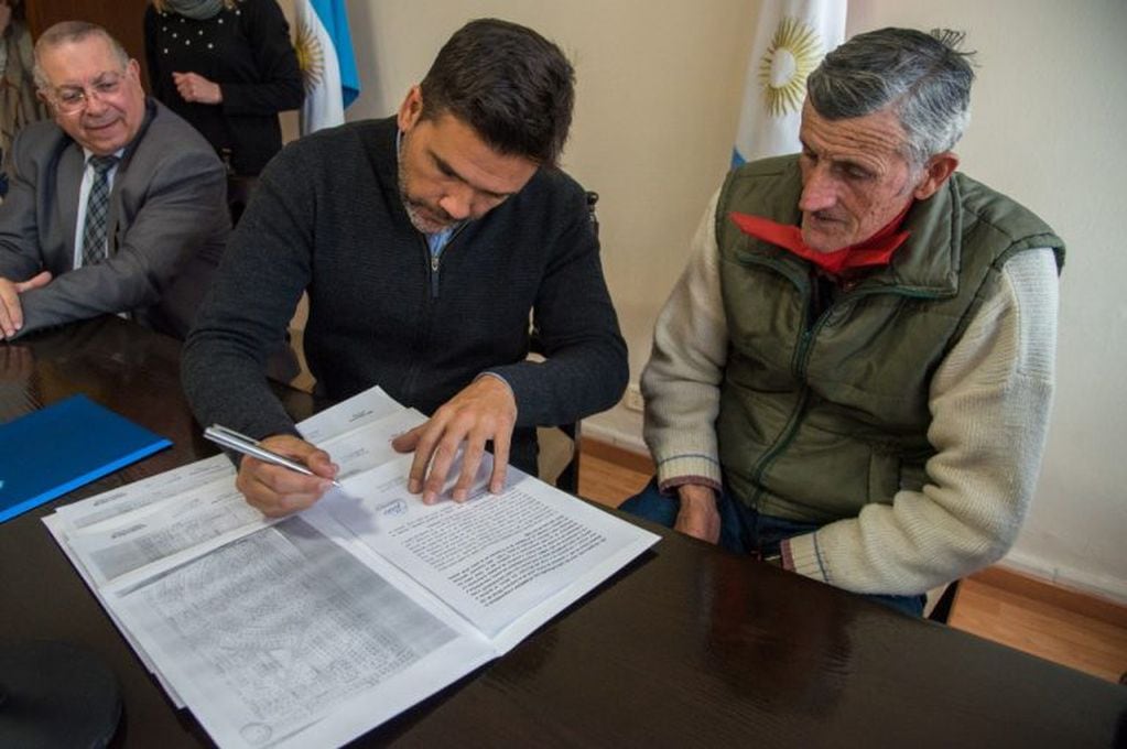 Alta Gracia: firma de convenio para la apertura de calles en Villa Camiares.