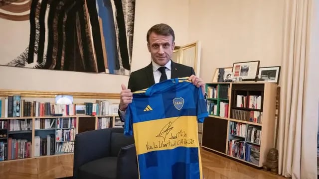 Macron con la camiseta de Boca