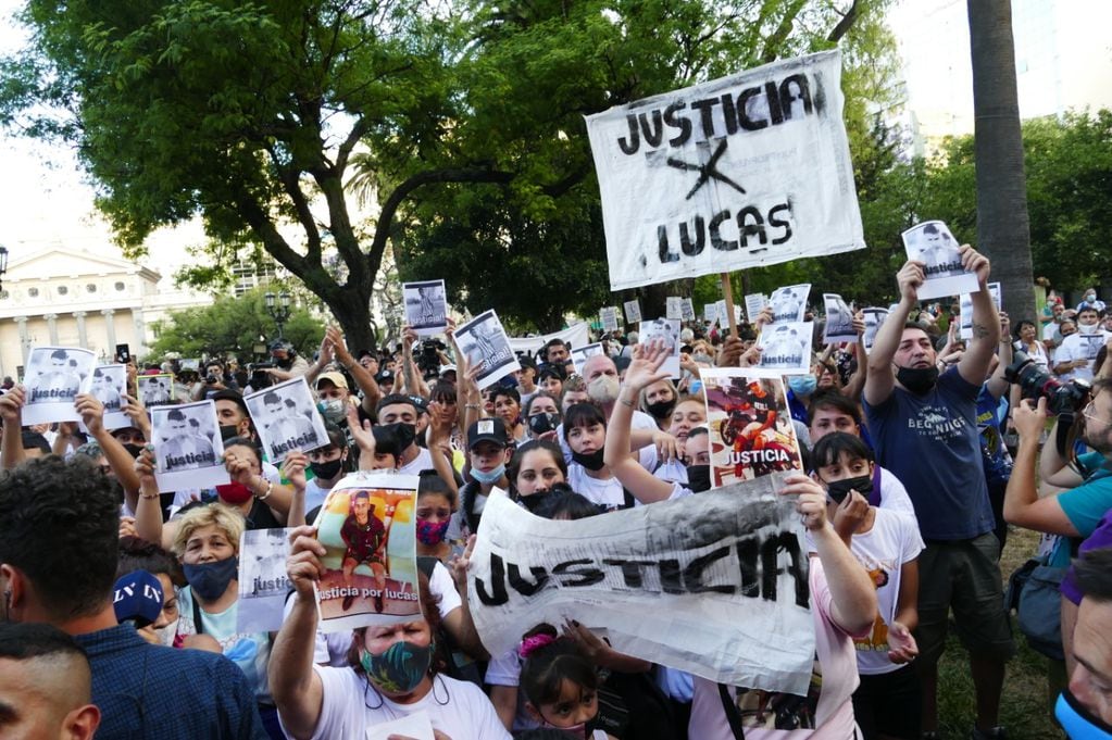 Las imágenes de la marcha que se llevó a cabo este lunes en Tribunales, pidiendo justicia por Lucas González. Foto Clarín.