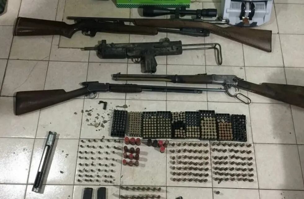 Hallan dos bolsos con armas que estarían vinculados a Humberto Monteros, el detenido líder de UOCRA-Bahía Blanca. (Fotos: Clarín)