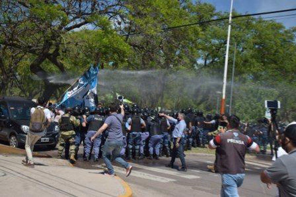 En la última semana, la Policía debió intervenir en manifestaciones sociales en el centro de Resistencia.