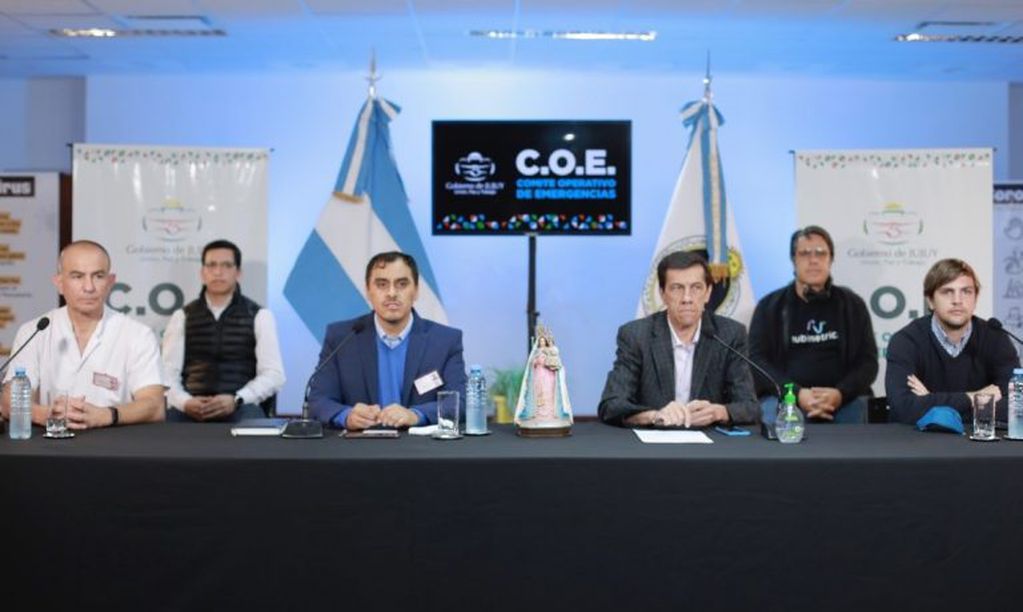 Los médicos Gutiérrez y Jure, con los ministros Sadir y Lello Ivasevich, encabezaron la presentación del informe N° 53 del COE.