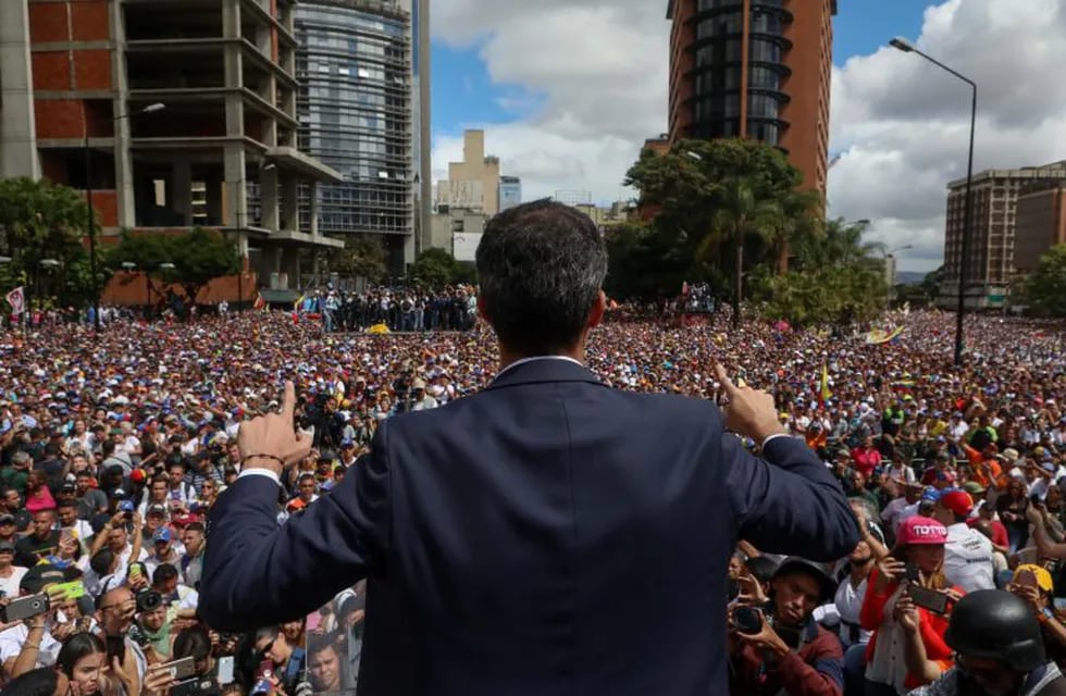 El presidente del Parlamento venezolano, Juan Guaidó , saluda a manifestantes tras anunciar que asume las competencias del Ejecutivo EFE/ Cristian Hernandez