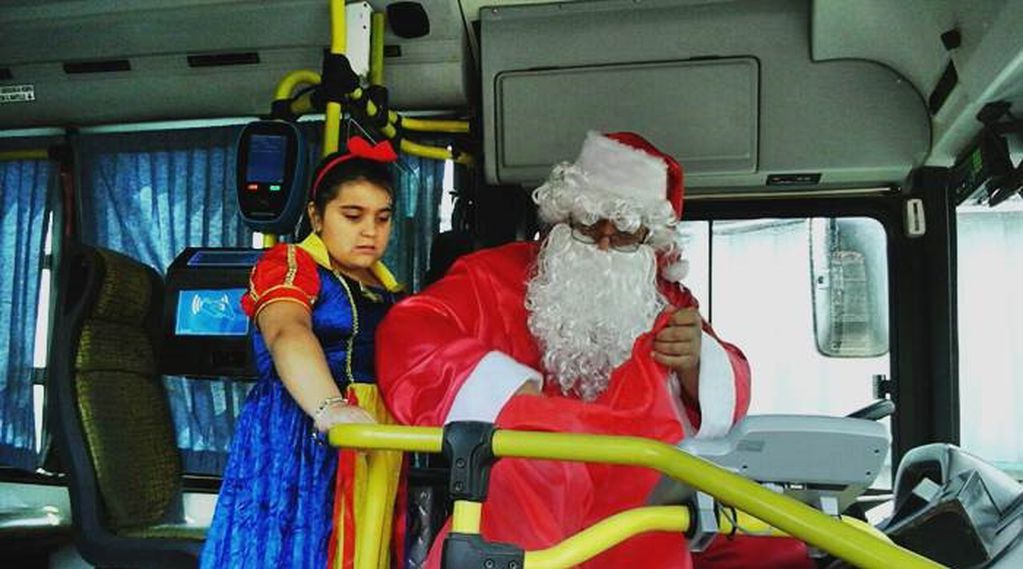 Hace unos atrás, Papá Noel repartiendo regalos en la 514