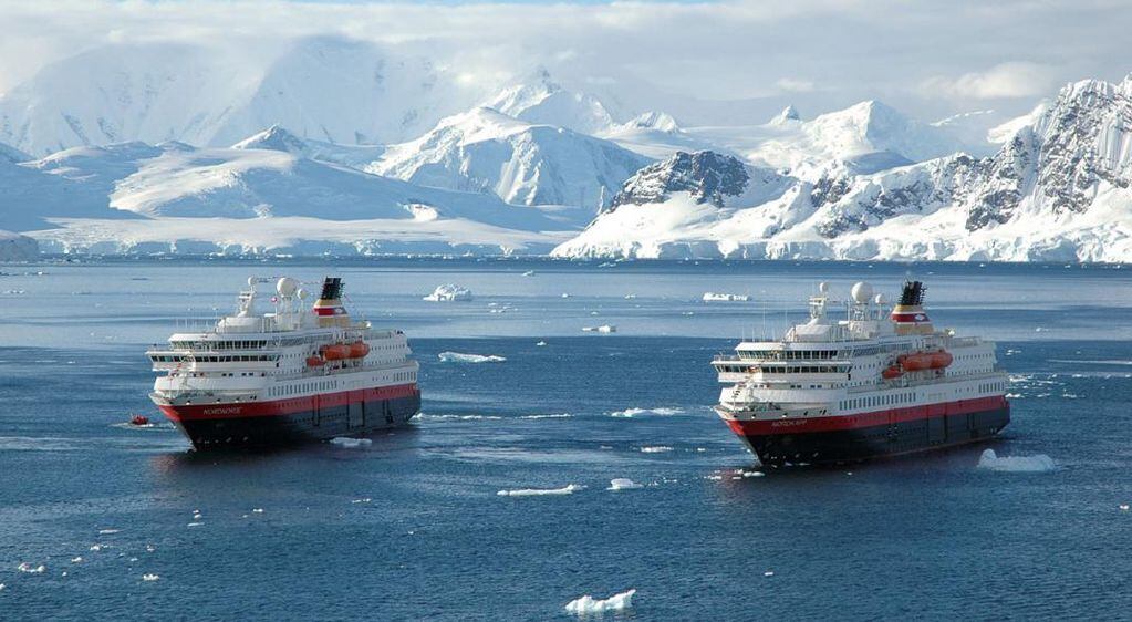 El turismo antártico nació de la mano de navegaciones de cruceros. En esta parte del mundo, los cruceros parten desde Ushuaia, Argentina o Punta Arenas, Chile. El puerto argentino, el más cercano del mundo al continente blanco.