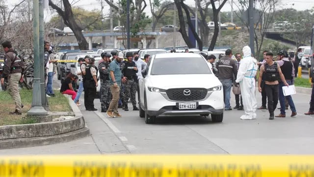 - Policías investigan el vehículo con impactos de bala en el que se encontraba el fiscal César Suárez