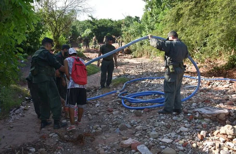 La banda traficaba aceite a Bolivia con una manguera a través de la frontera