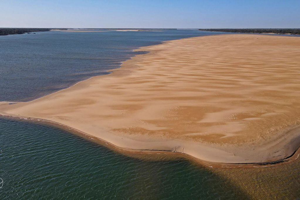 Impresionantes extensiones de bancos de arena que emergen en el río Paraná.