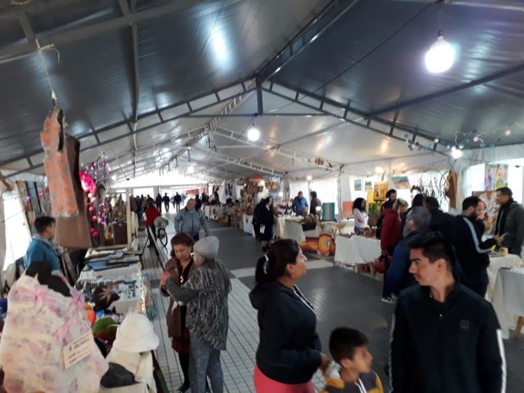 Diariamente, cientos de feligreses de Argentina y el mundo aprecian las exposiciones en las carpas instaladas en Plaza 25 de Mayo