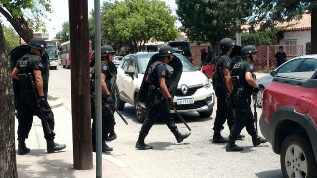 Parte del personal policial que fue desplegado en proximidades del edificio "9 de Julio".