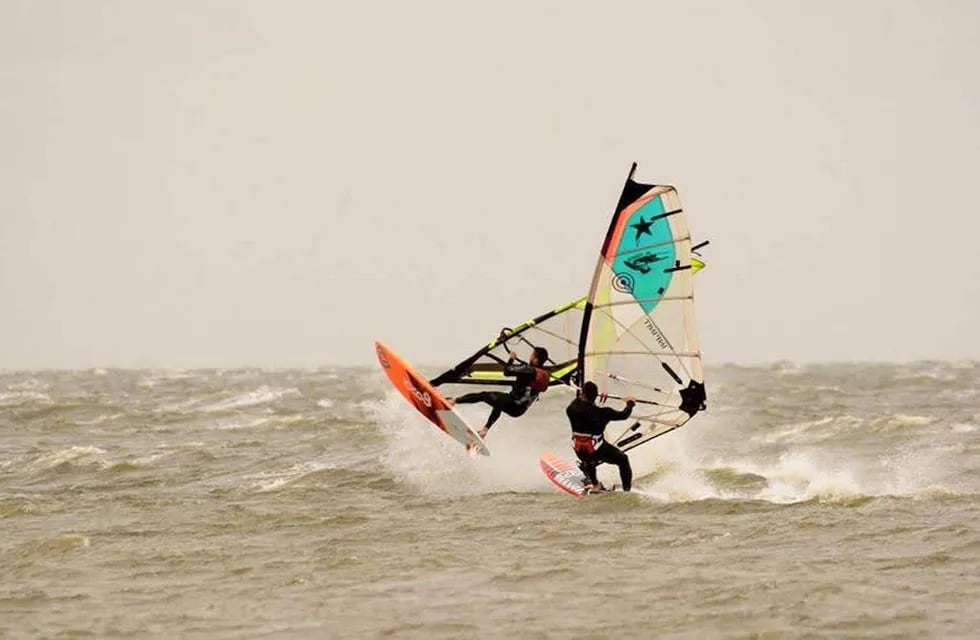 Windsurf deporte náutico practicado en Ansenuza, durante los meses de vientos.