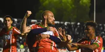 Jorge Scolari festeja el gol del empate de Independiente Rivadavia ante All Boys  en el torneo pasado y ahora jugará en Racing/ Mariana Villa.