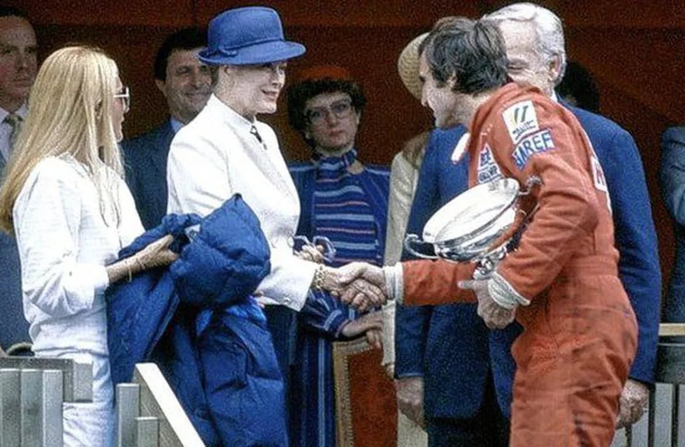 Carlos Reutemann recibiendo el Gran Premio de Mónaco