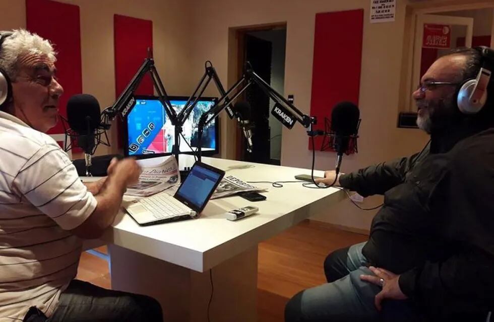 Roberto Gómez con el periodista Marcelo Aspiroz por Kraken FM
