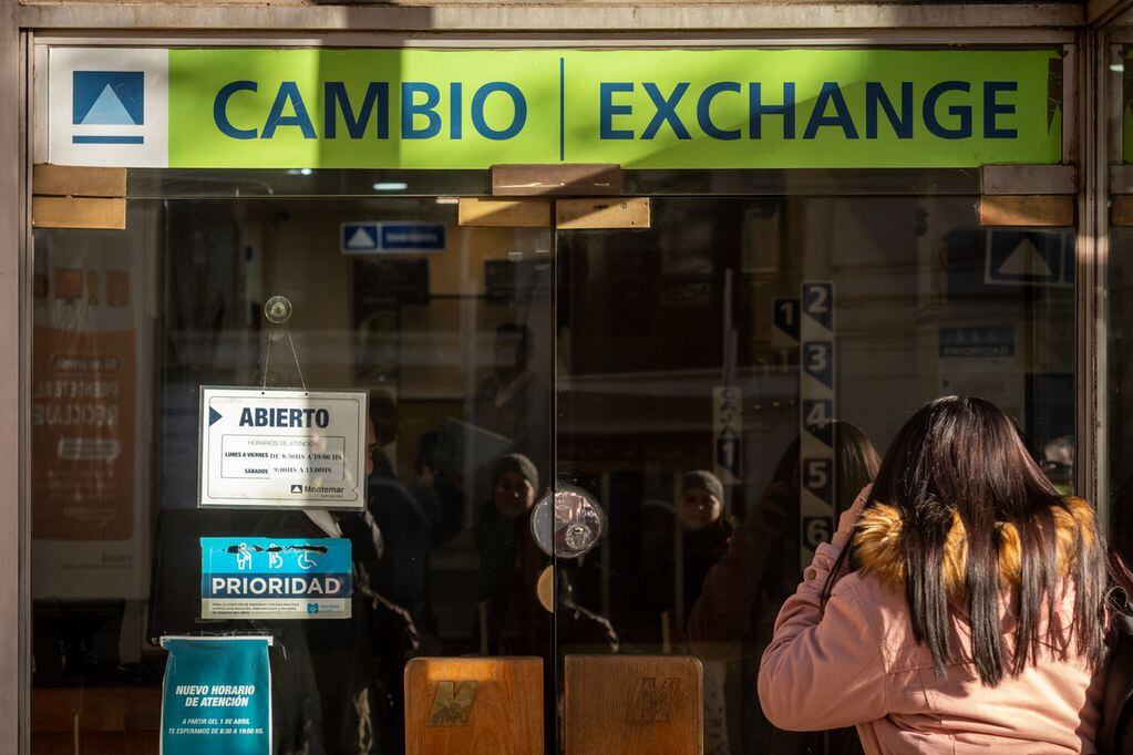 El dólar blue escaló $1 y cerró a $326. Foto: Ignacio Blanco / Los Andes. 