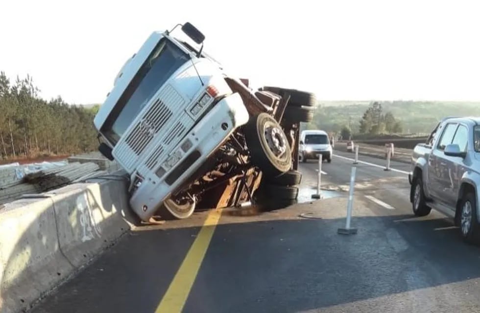 Durante la madrugada, un camión volcó sobre la autovía a la altura de Candelaria.