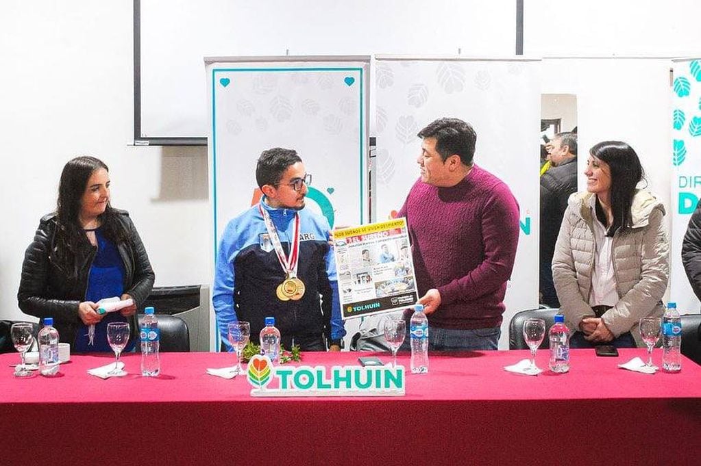 Gran bienvenida al tolhuinense campeón mundial de Powerlifting