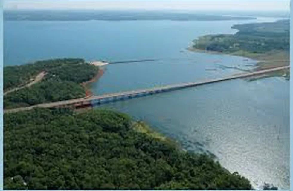 Puente sobre el Garupà cerca de su desembocadura en el Paraná.