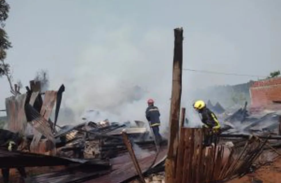Incendio consumió completamente un aserradero en Panambí
