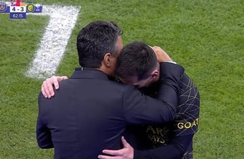 El momento más esperado: el afectuoso abrazo entre Marcelo Gallardo y Lionel Messi.