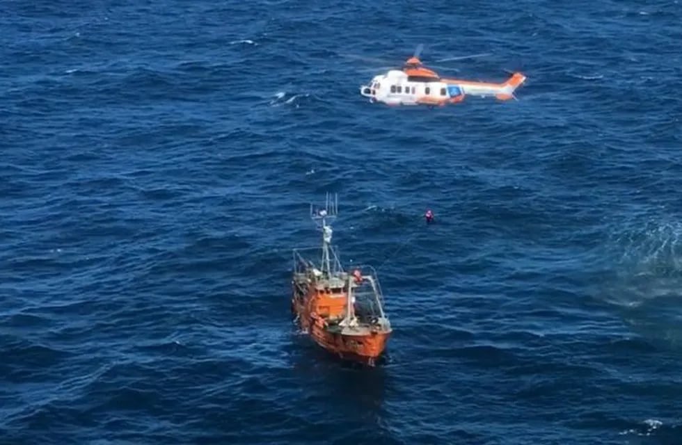 Rescatan a un tripulante que sufrió una herida en altamar (Twitter)