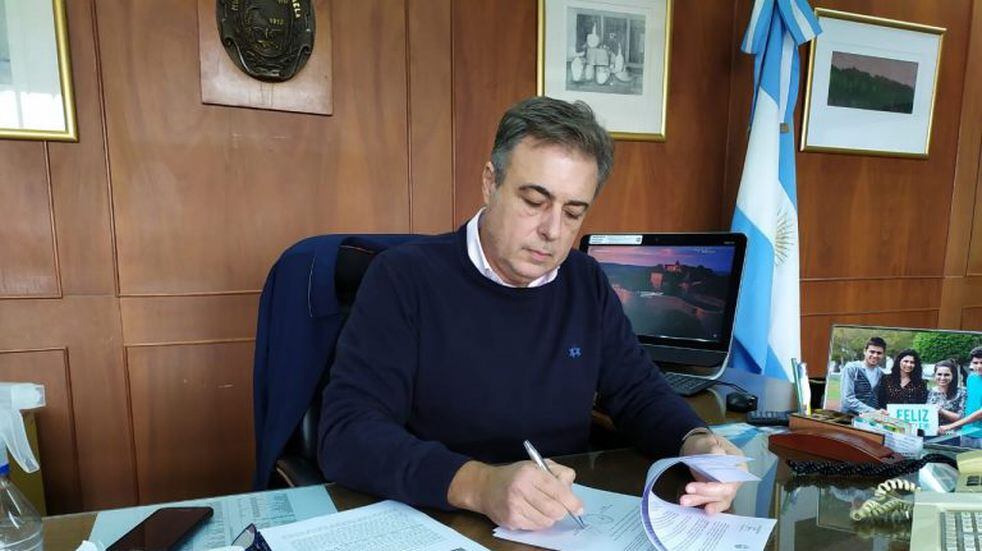 Luis Castellano firma un decreto, en su despacho.