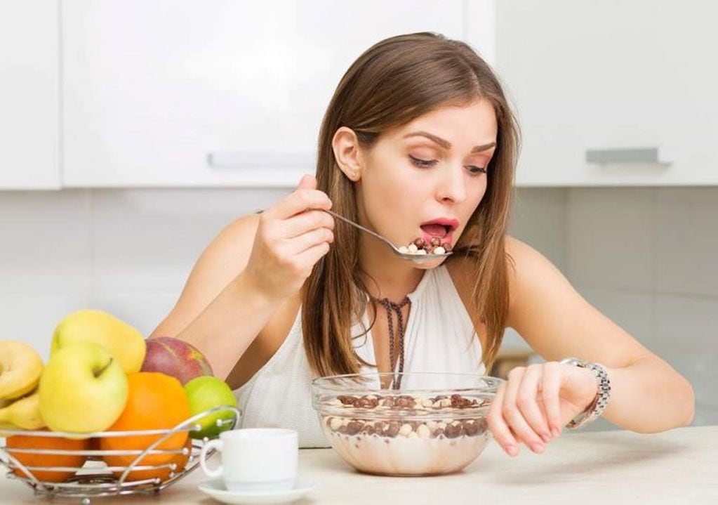 La falta de tiempo, el estrés y otros factores llevan a las personas a no tomarse un tiempo prudencial para comer