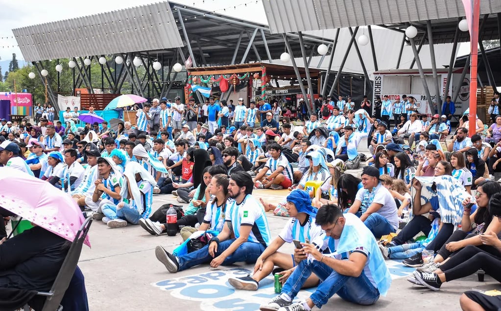 Mucha gente se congregó este domingo en la Ciudad Cultural para ver el partido de Argentina versus Francia en pantalla gigante.