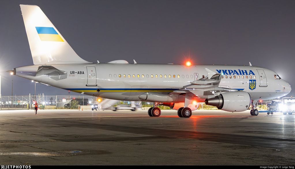 El avión en el que llegó el presidente ucraniano Volodímir Zelenski en horas de la madrugada.