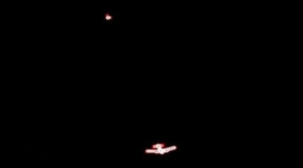 La fotografía de un OVNI persiguiendo a un avión en Salta.