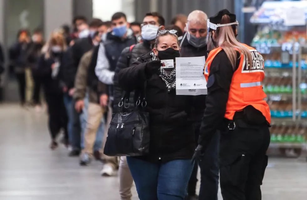 La policía revisa las identificaciones y permisos de trabaja de las decenas de personas que llegan a la estación Constitución, en Buenos Aires. (Foto: EFE/ Juan Ignacio Roncoroni)
