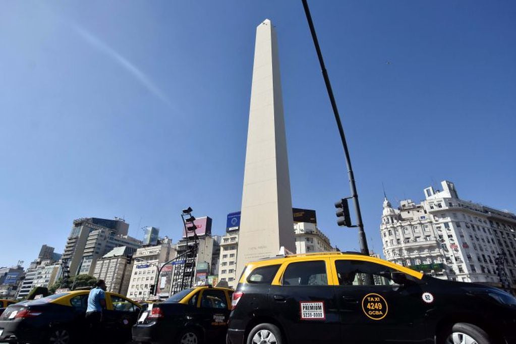 La iniciativa obliga a los taxistas a contar con la opción de pago con tarjeta de débito y crédito. Foto: DYN.